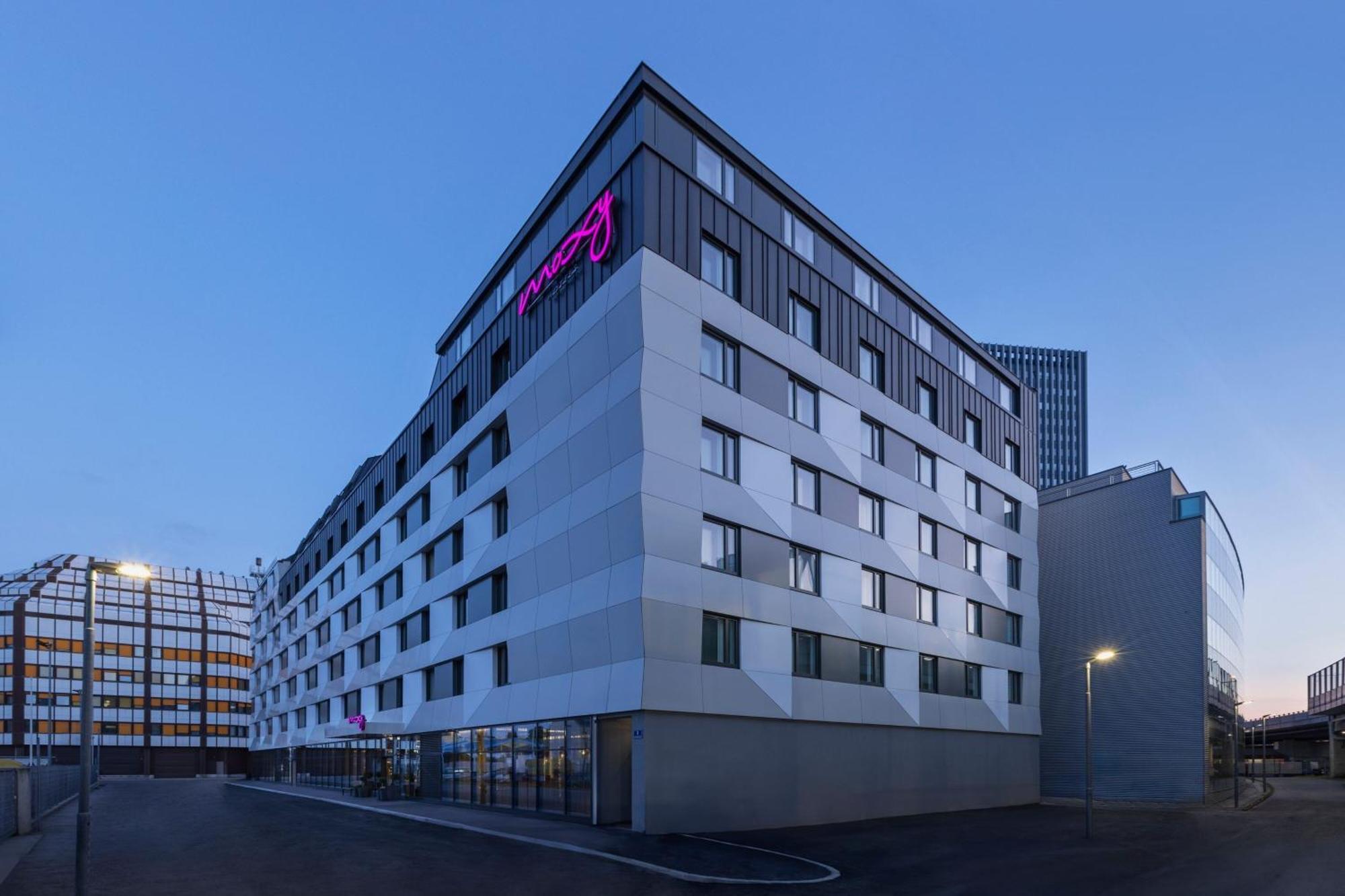 Moxy East Hotel 3*